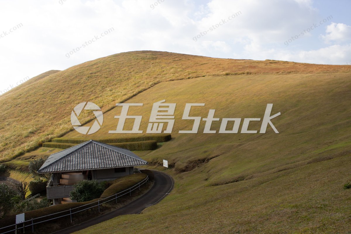 五島列島・鬼岳の黄金色に染まる丘陵：自然に溶け込む憩いの施設