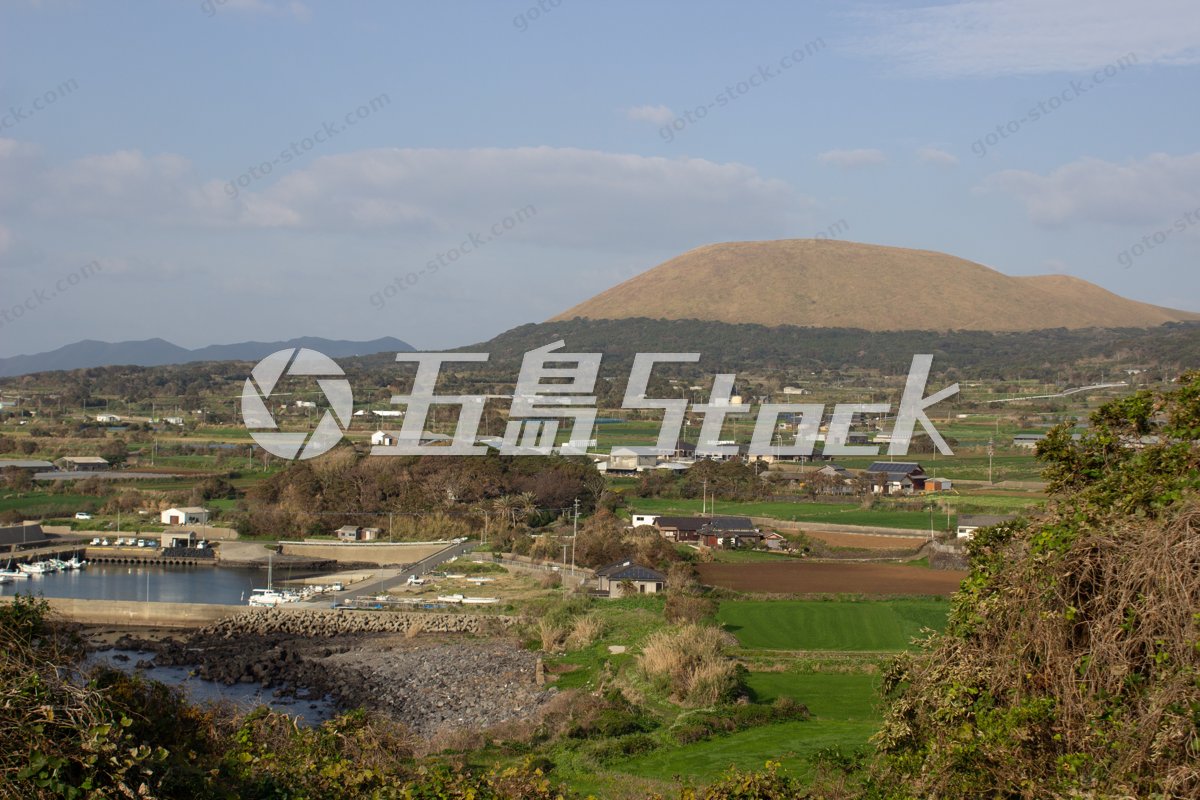 五島列島・鬼岳を望む港町と早春の里山風景
