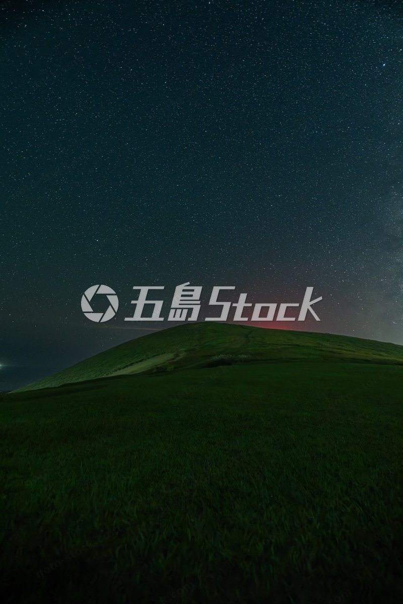 鬼岳の緑の丘と満天の星空