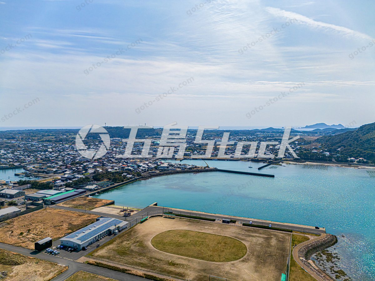富江の港と町並みを望む空撮風景