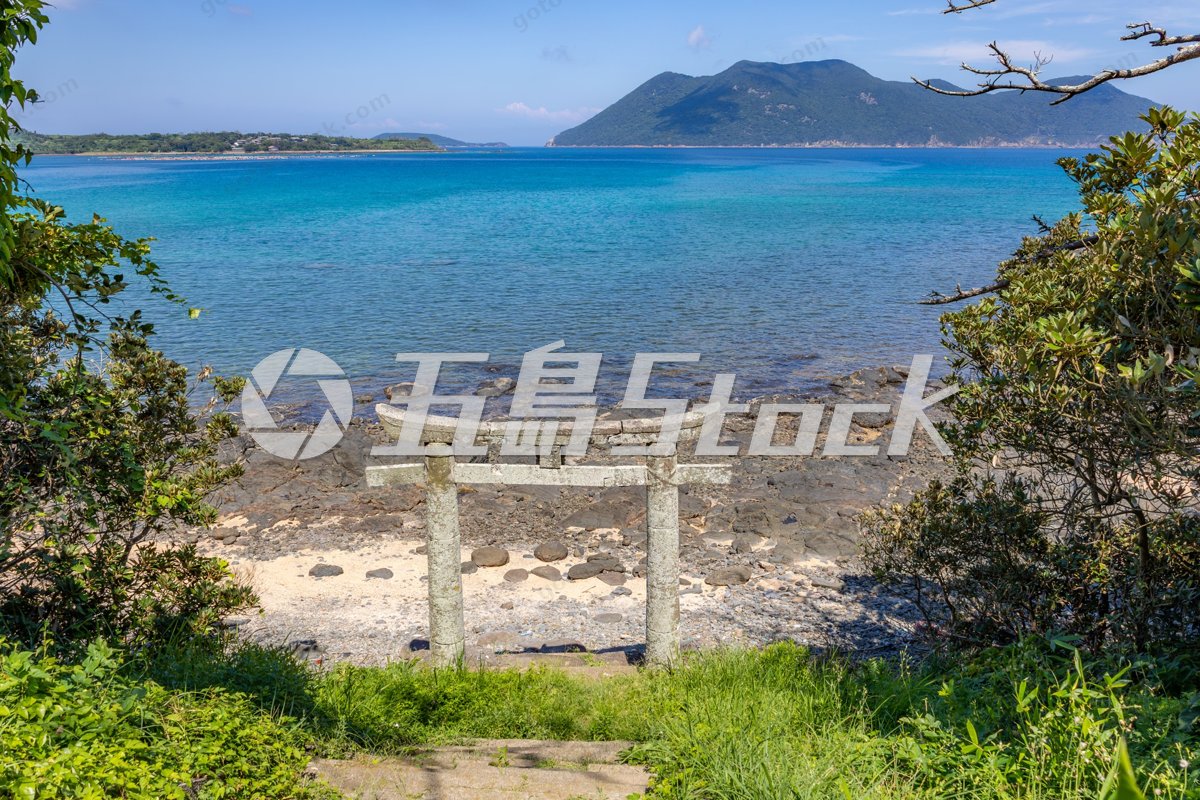 小値賀島・地ノ神島神社の鳥居と青い海