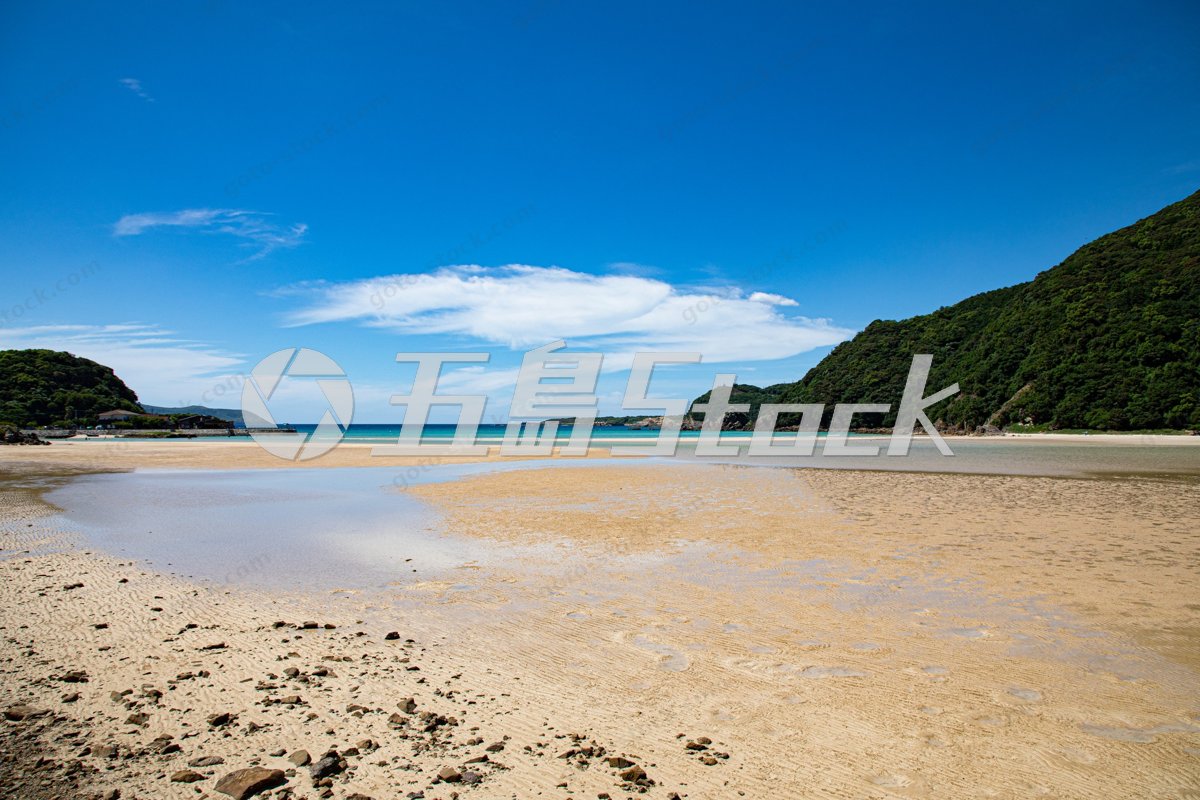 干潟が広がるビーチとエメラルドグリーンの頓泊海水浴場