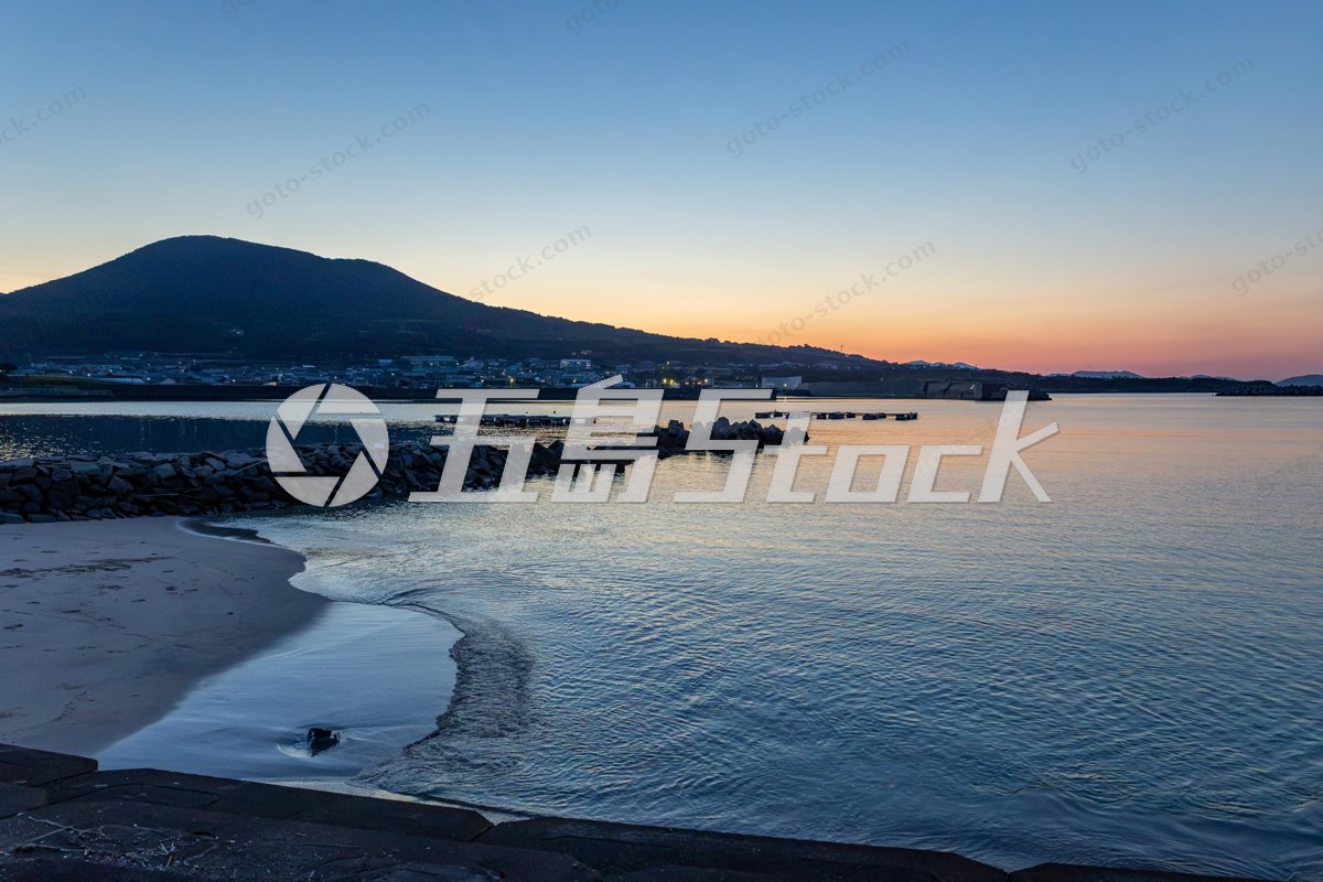 五島市崎山地区の白浜海岸。夕焼けと港に広がる静かな海