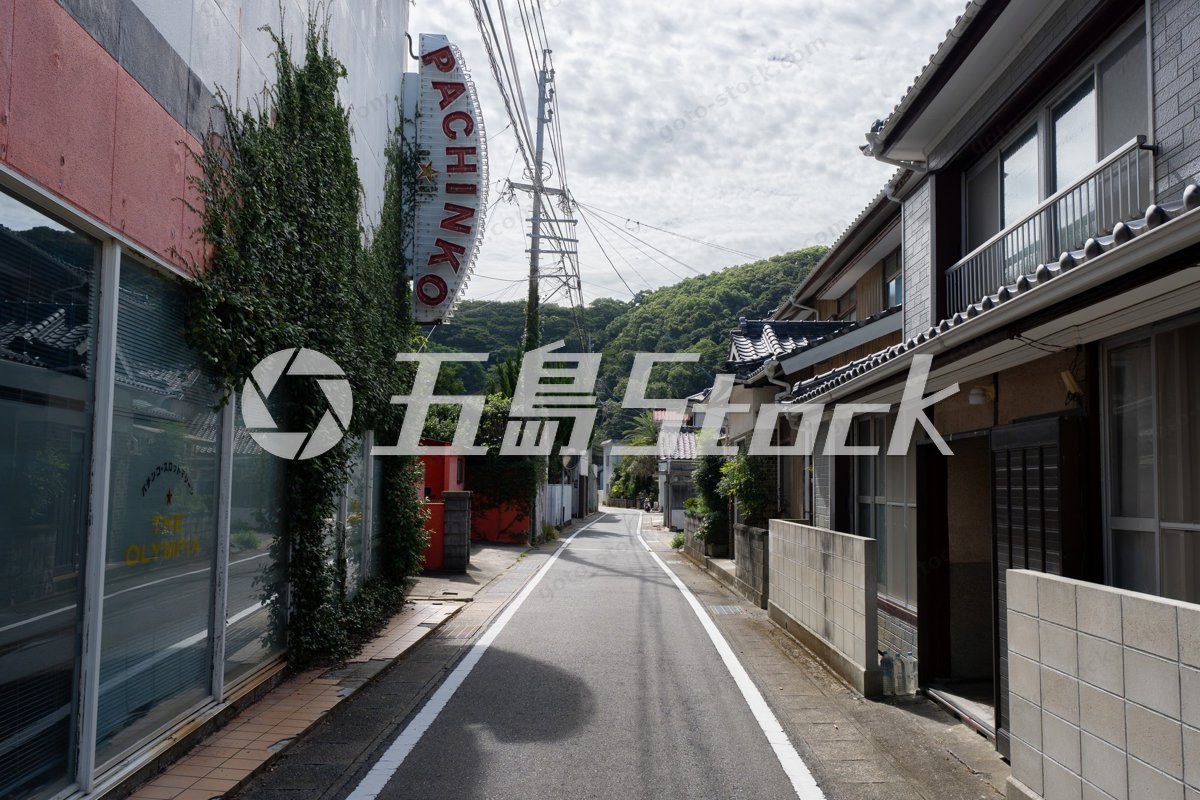 奈留島の昔ながらの建物とレトロな看板が残る路地