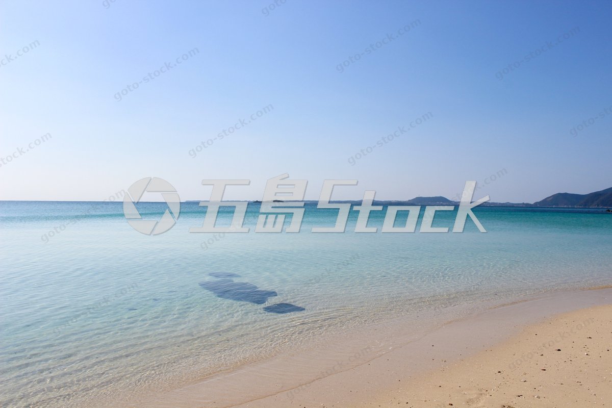 長崎五島列島、香珠子海水浴場のどこまでも澄みわたる青い海と白い砂浜