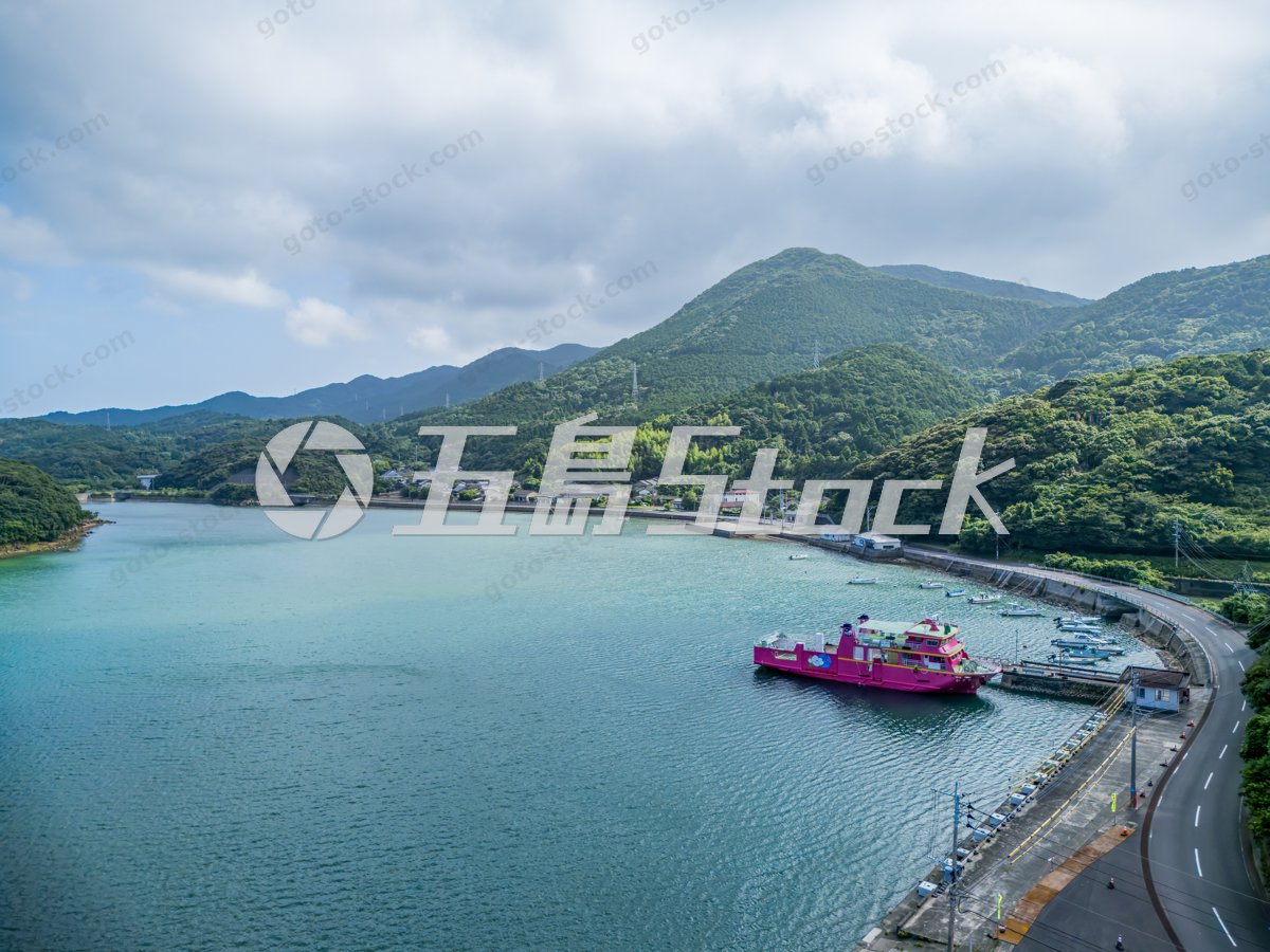奥浦湾と船のある風景