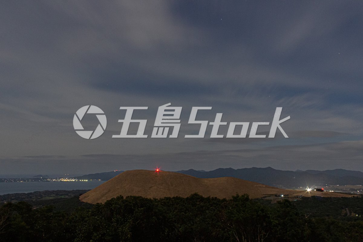 五島列島・夜の静寂：丘の赤い灯と湾の街明かりが誘う神秘の旅