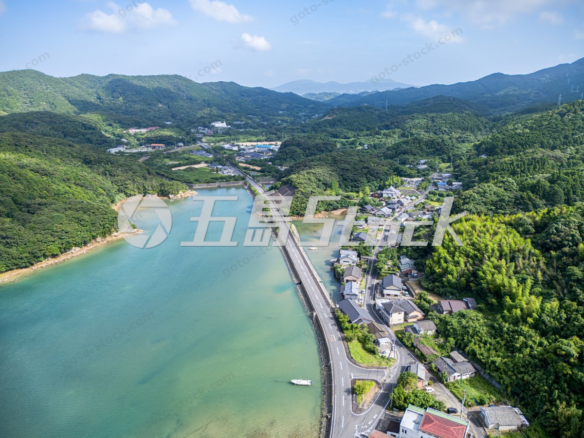 奥浦湾沿いに広がる集落を上空から
