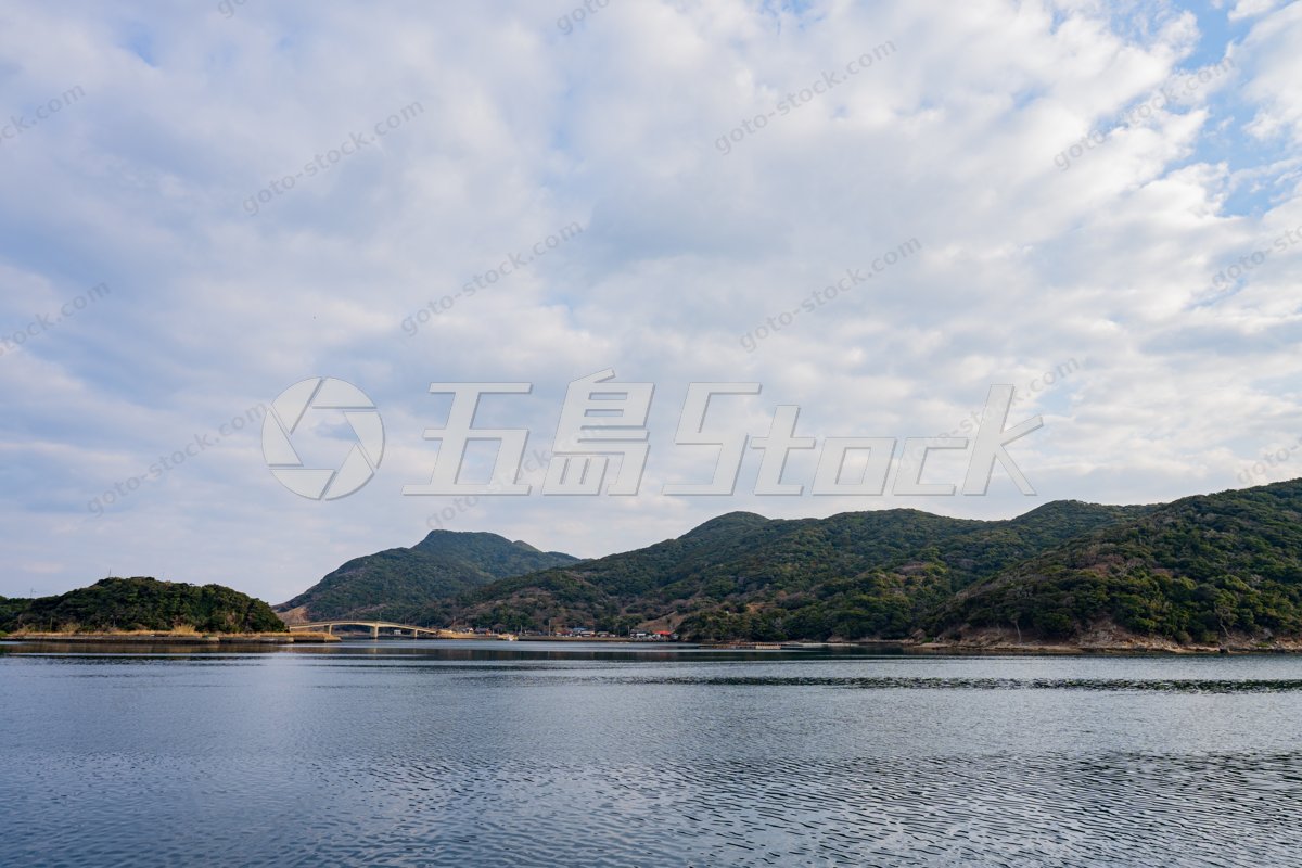 山々に囲まれた玉之浦の入り江