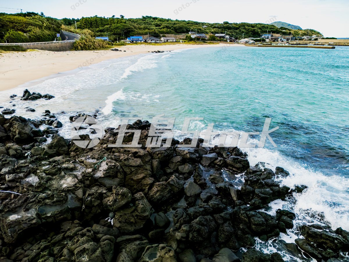 高崎ビーチ 海岸の集落と岩礁