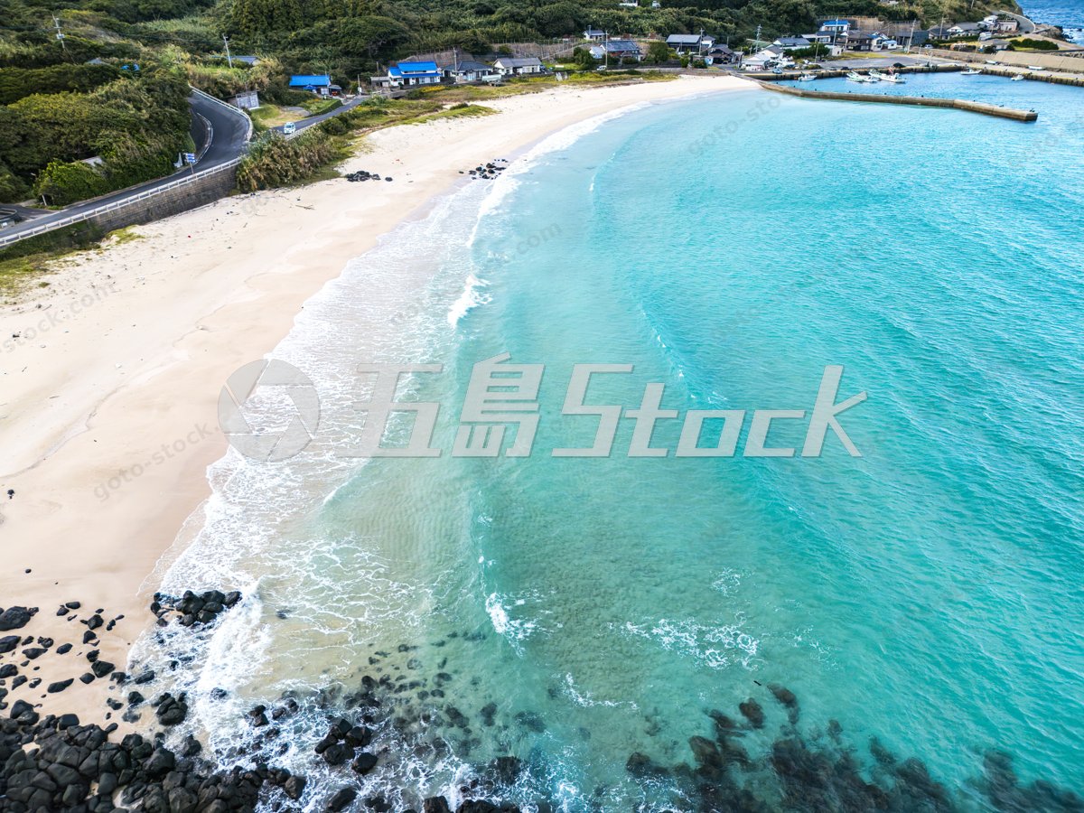 高崎ビーチ 湾曲する海岸線と小さな漁港