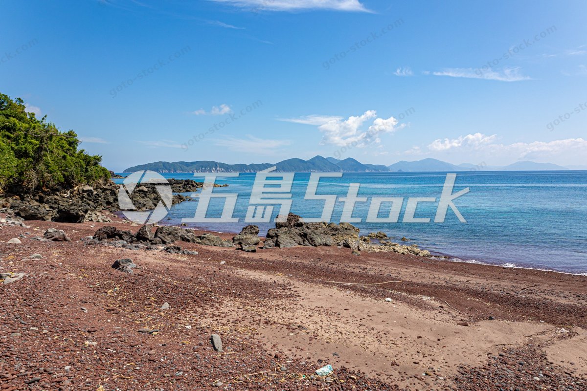 小値賀島・赤浜海岸の赤い砂浜と青い海