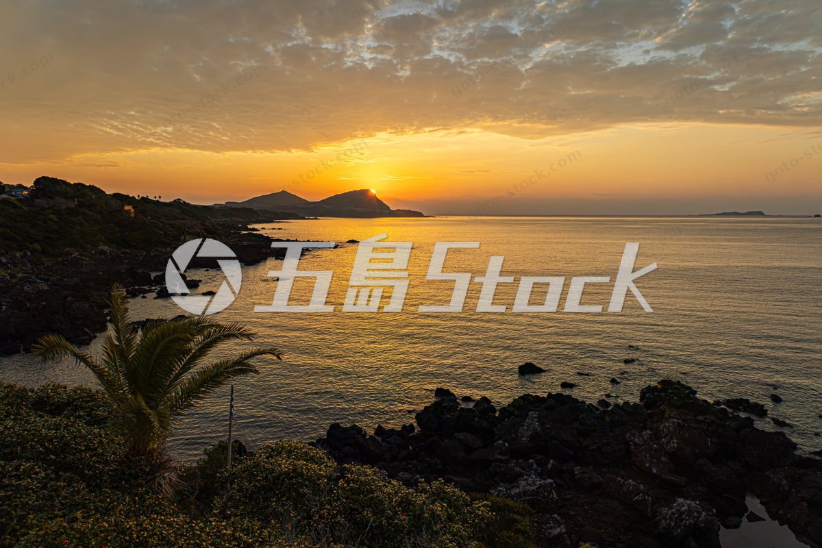 鐙瀬溶岩海岸展望台から望む夕焼けと溶岩海岸