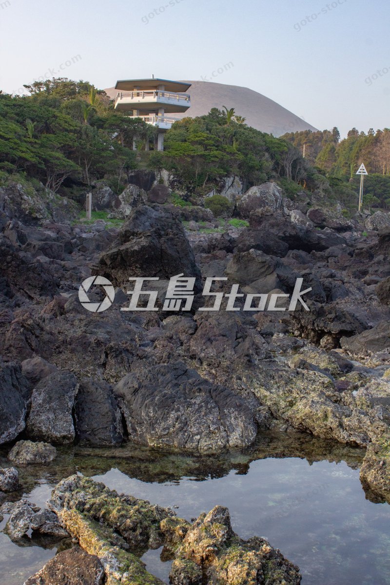 五島列島・福江島：溶岩海岸に佇む展望台と雄大な鬼岳の風景