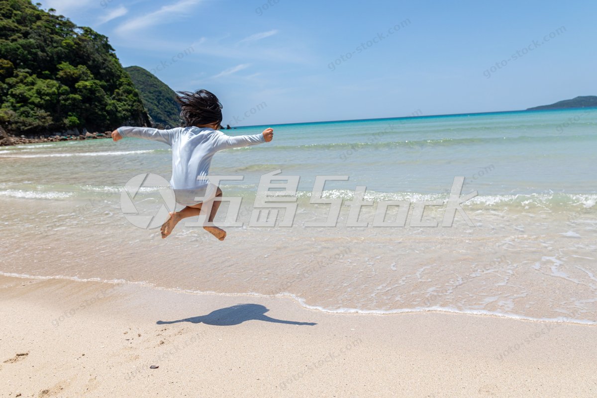 高浜海水浴場で海へ飛び込む子ども｜五島列島の夏