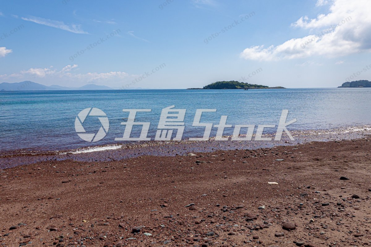 小値賀島・赤浜海岸の赤い砂礫と穏やかな海