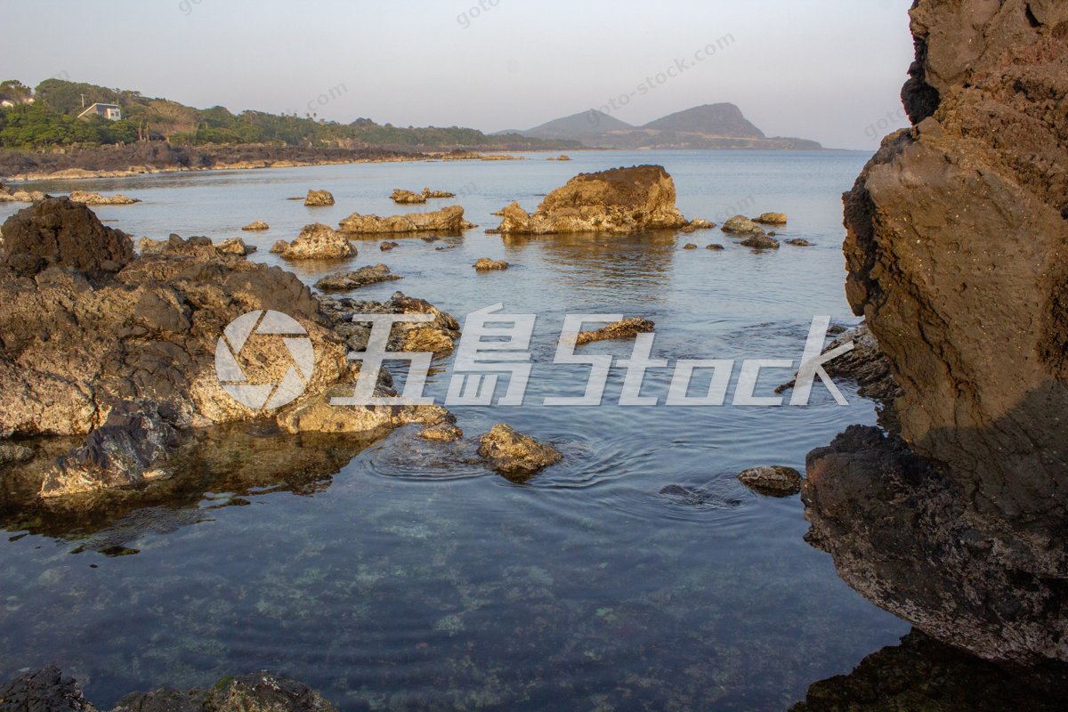 長崎五島列島、穏やかな海に佇む岩礁の絶景：透明度際立つ入り江