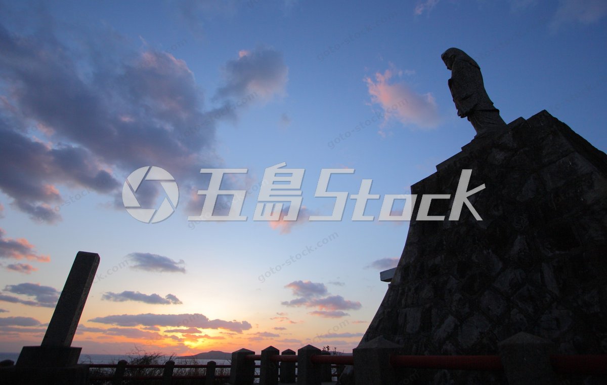 五島列島・福江島：夕焼けに染まる祈りの像と海が織りなす絶景