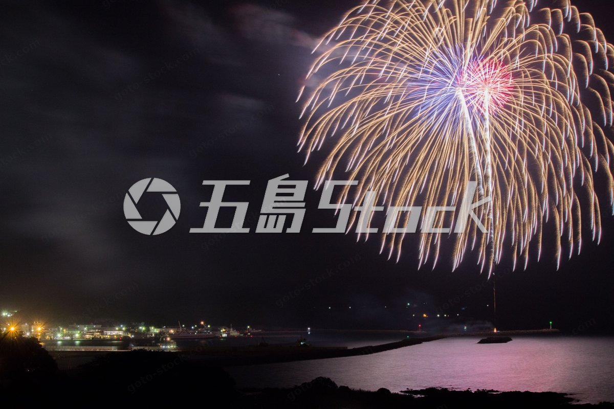 福江みなとまつりの夜空を彩る大輪の花火