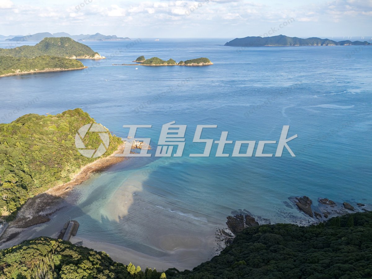 六方海水浴場の穏やかな入り江と沖合に浮かぶ島々｜五島市・福江島のドローン空撮  説明文