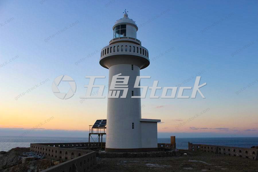 長崎・五島列島、夕焼けに染まる白亜の灯台が誘う絶景