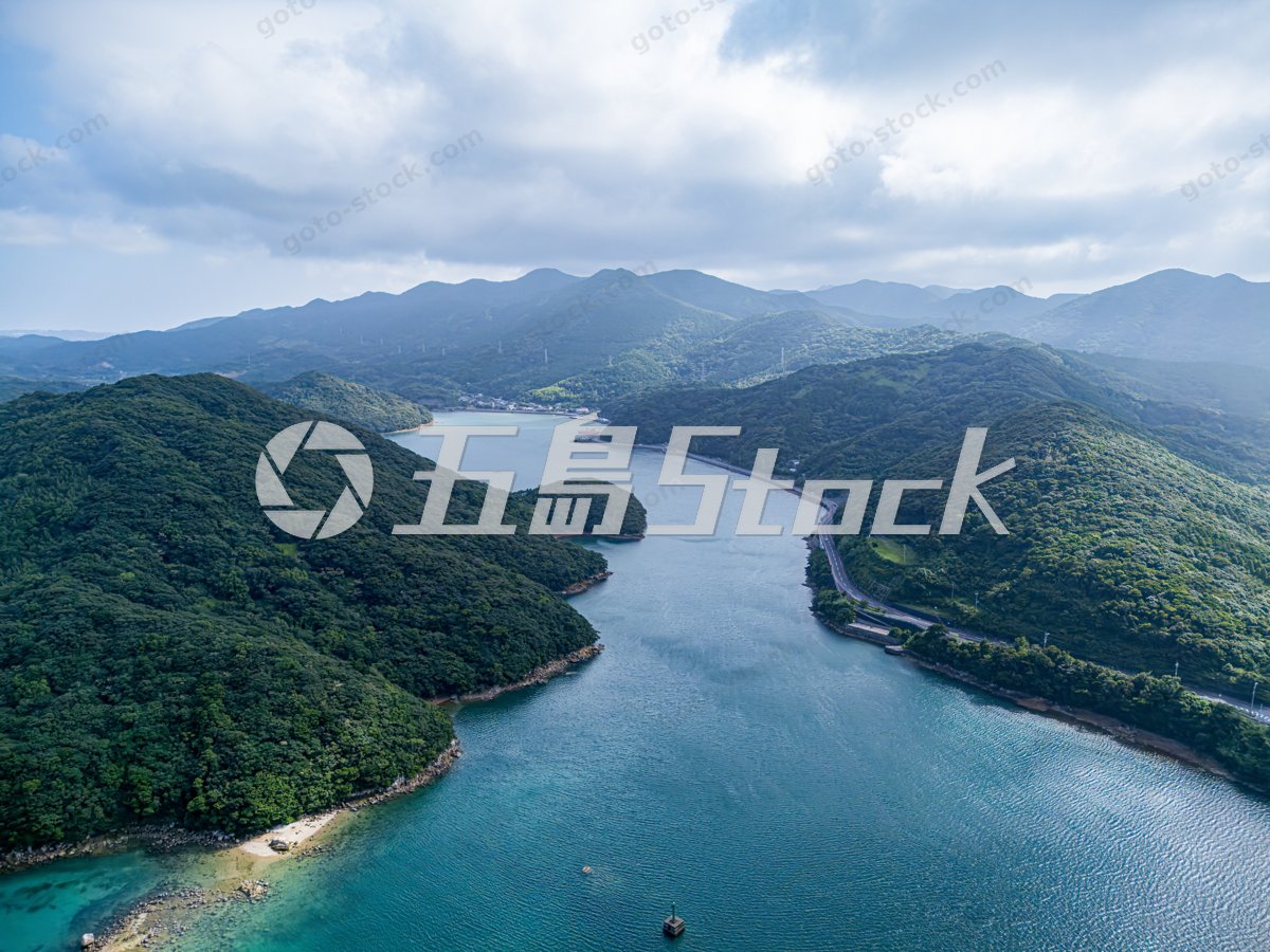 奥浦湾と山々を望む空撮