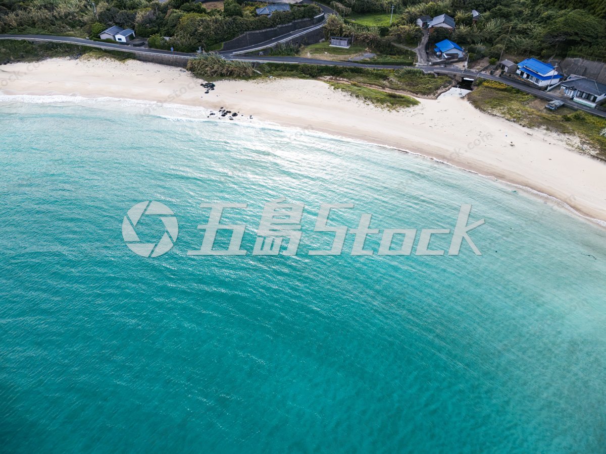 高崎ビーチ 青い海と白い砂浜、集落