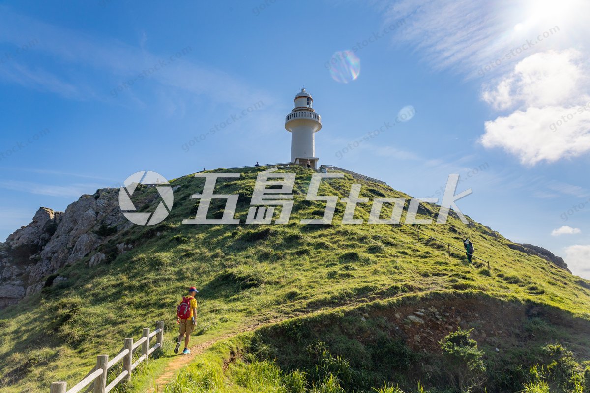 息をのむ青空と緑のコントラスト、五島列島・大瀬埼灯台への絶景ハイキング