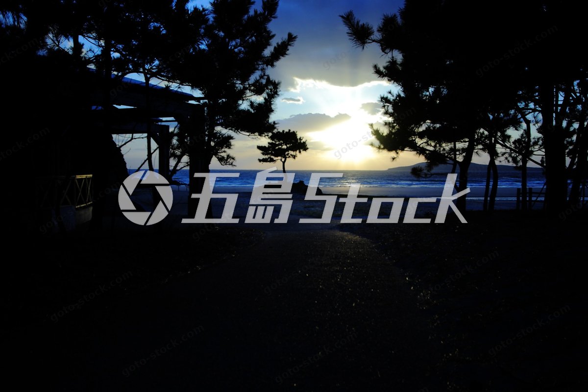 五島列島 幻想的な夕焼けに包まれる海岸線の絶景