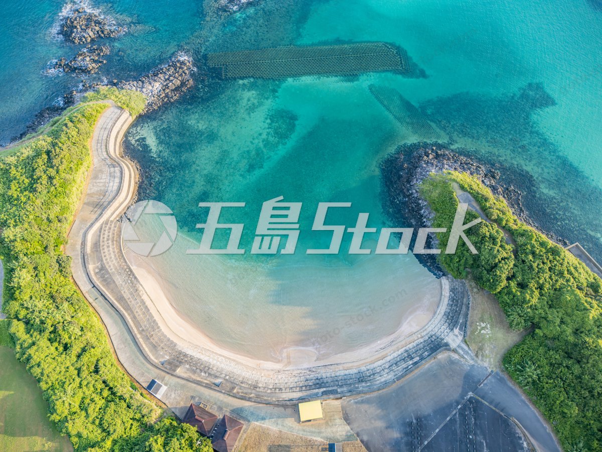 青い海に囲まれた浜田海水浴場