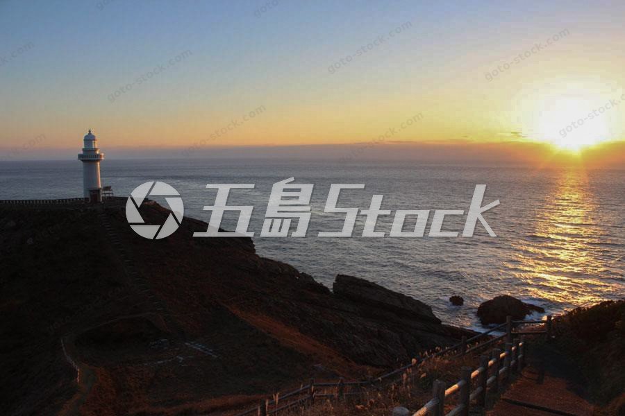 五島列島・大瀬崎灯台の夕景：光と海のコントラストが織りなす絶景