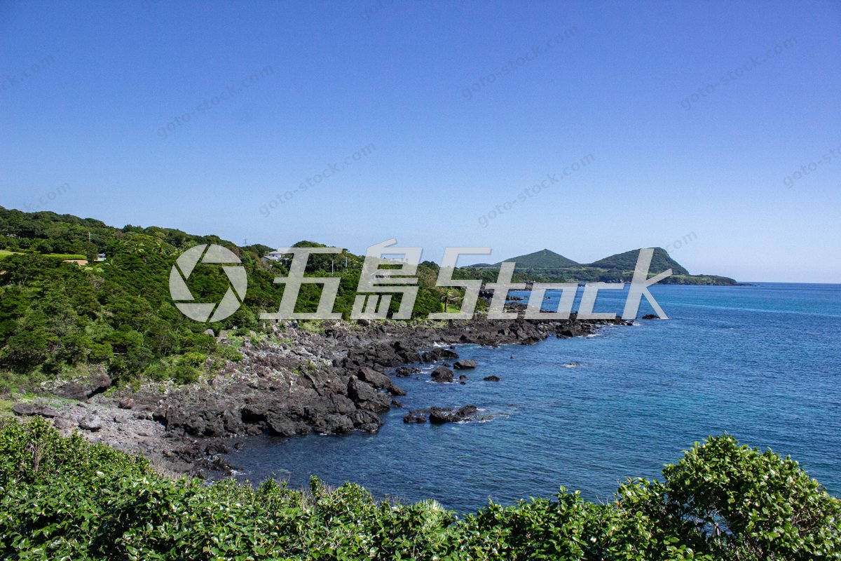 長崎五島列島、夏の青空と岩礁が輝く海岸絶景
