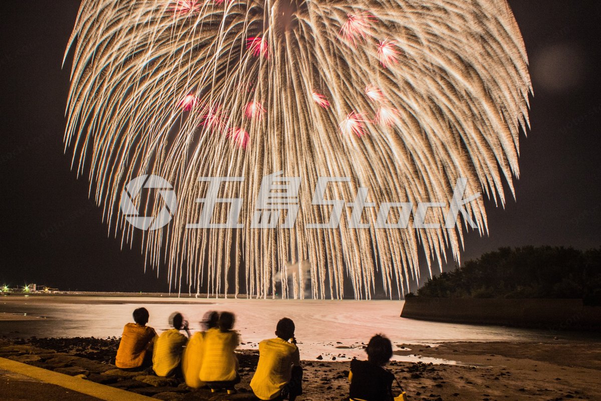 三井楽夏まつりの夜空を彩る大輪の花火