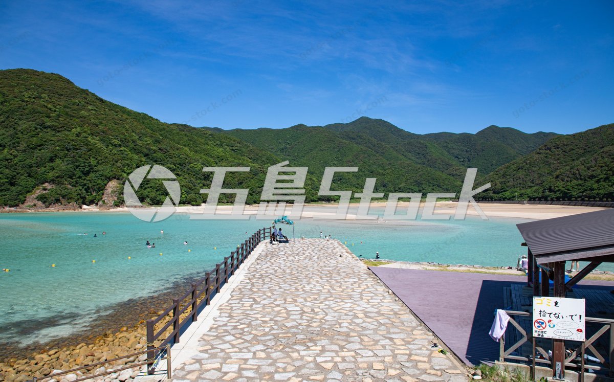 頓泊海水浴場の桟橋とエメラルドグリーンの海