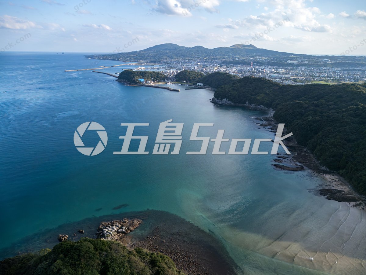六方海水浴場から望む福江市街地と青い海｜五島市・福江島のドローン空撮