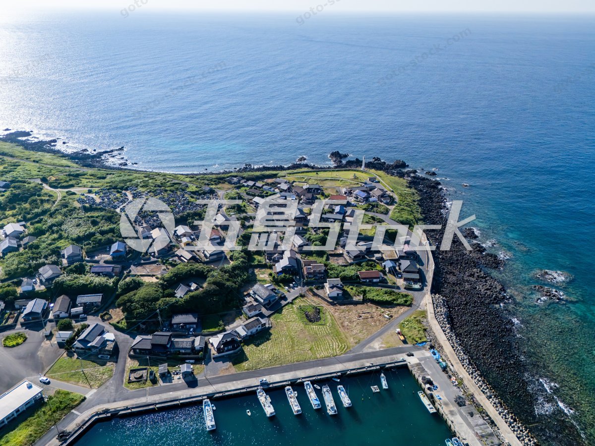 海に面して広がる三井楽町・柏の町並み