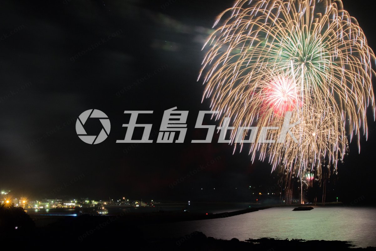福江港に咲く福江みなとまつりの花火