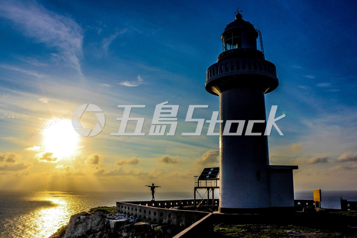 五島列島 大瀬崎灯台に沈む夕日、希望の光が海を照らす
