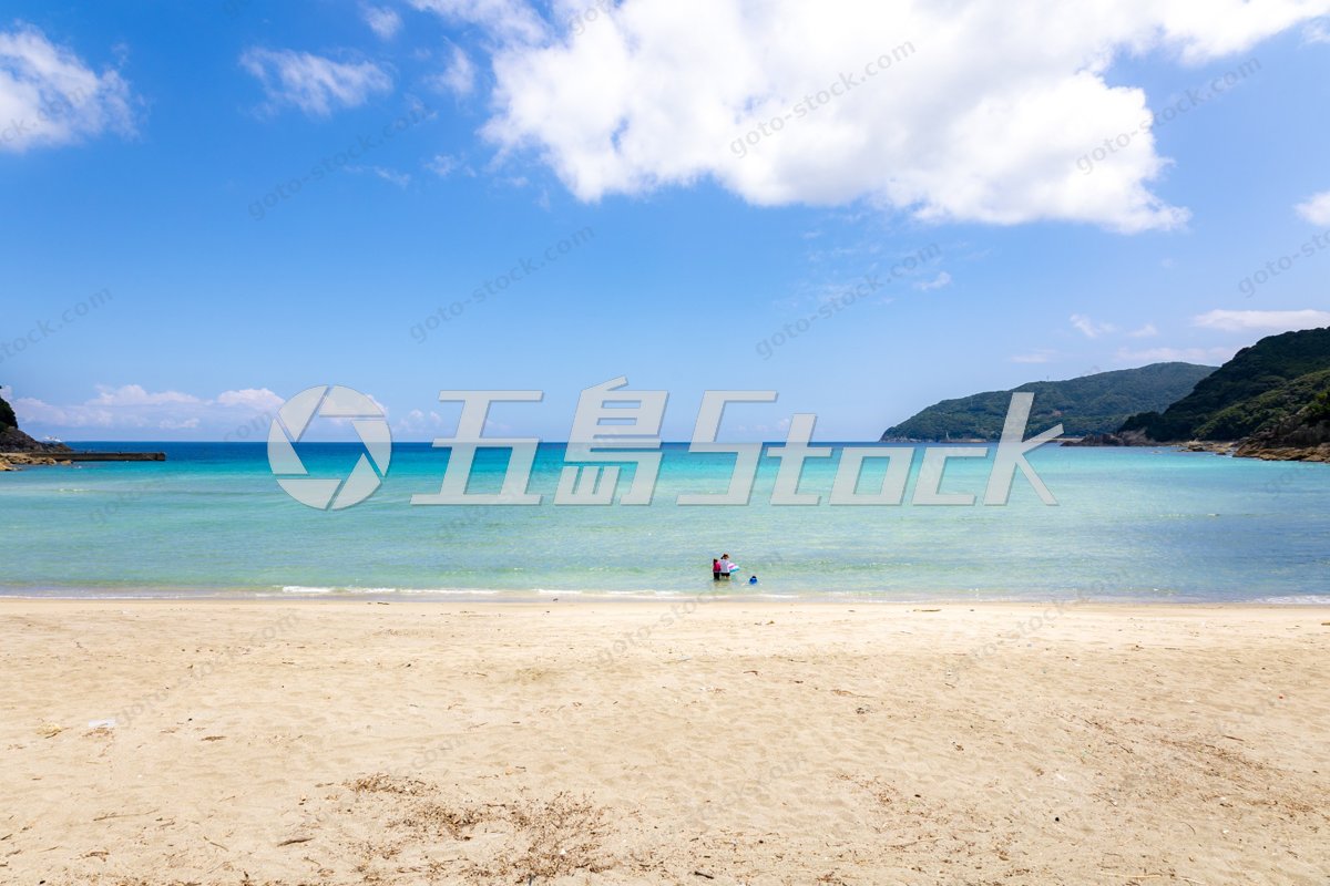 新上五島町・高井旅海水浴場の白い砂浜とエメラルドグリーンの海