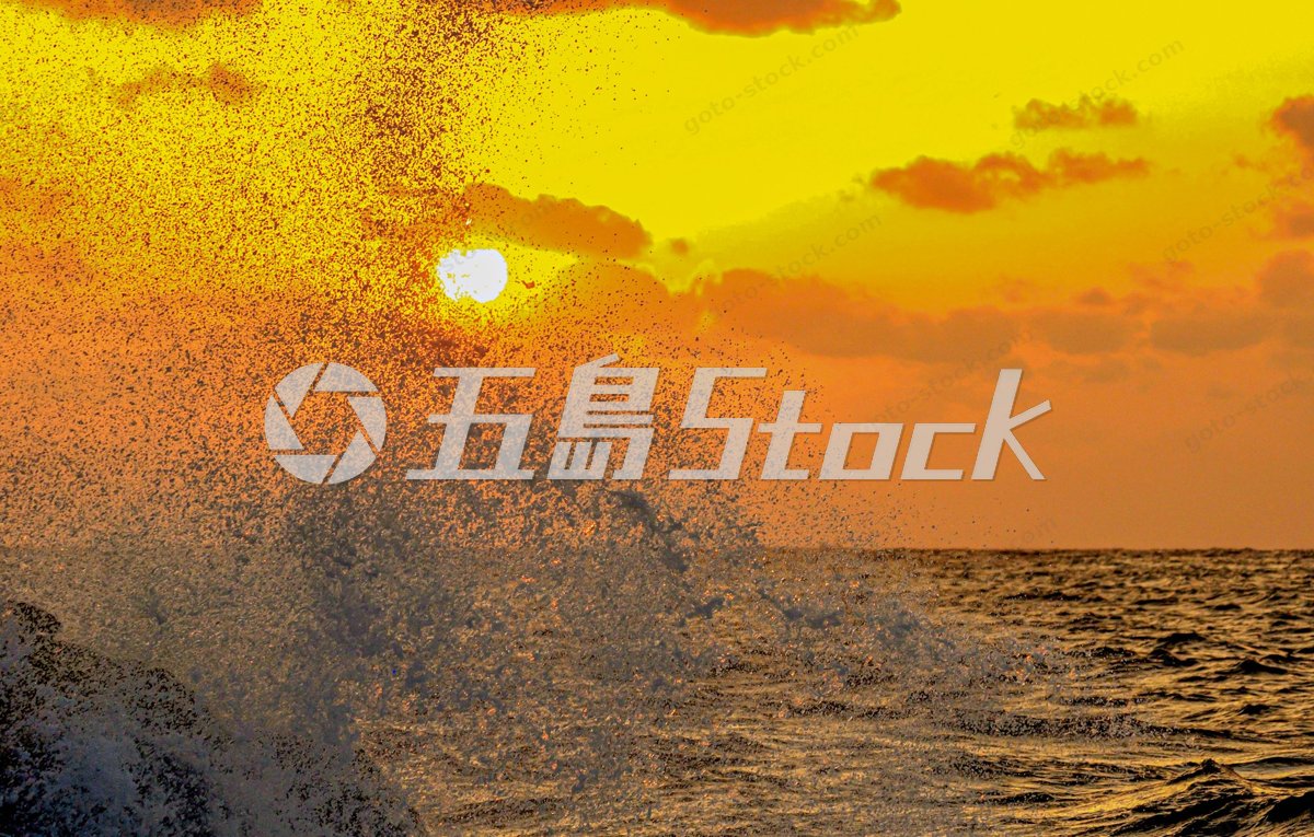 五島列島を染める夕焼け：波しぶきが踊る黄金の海原