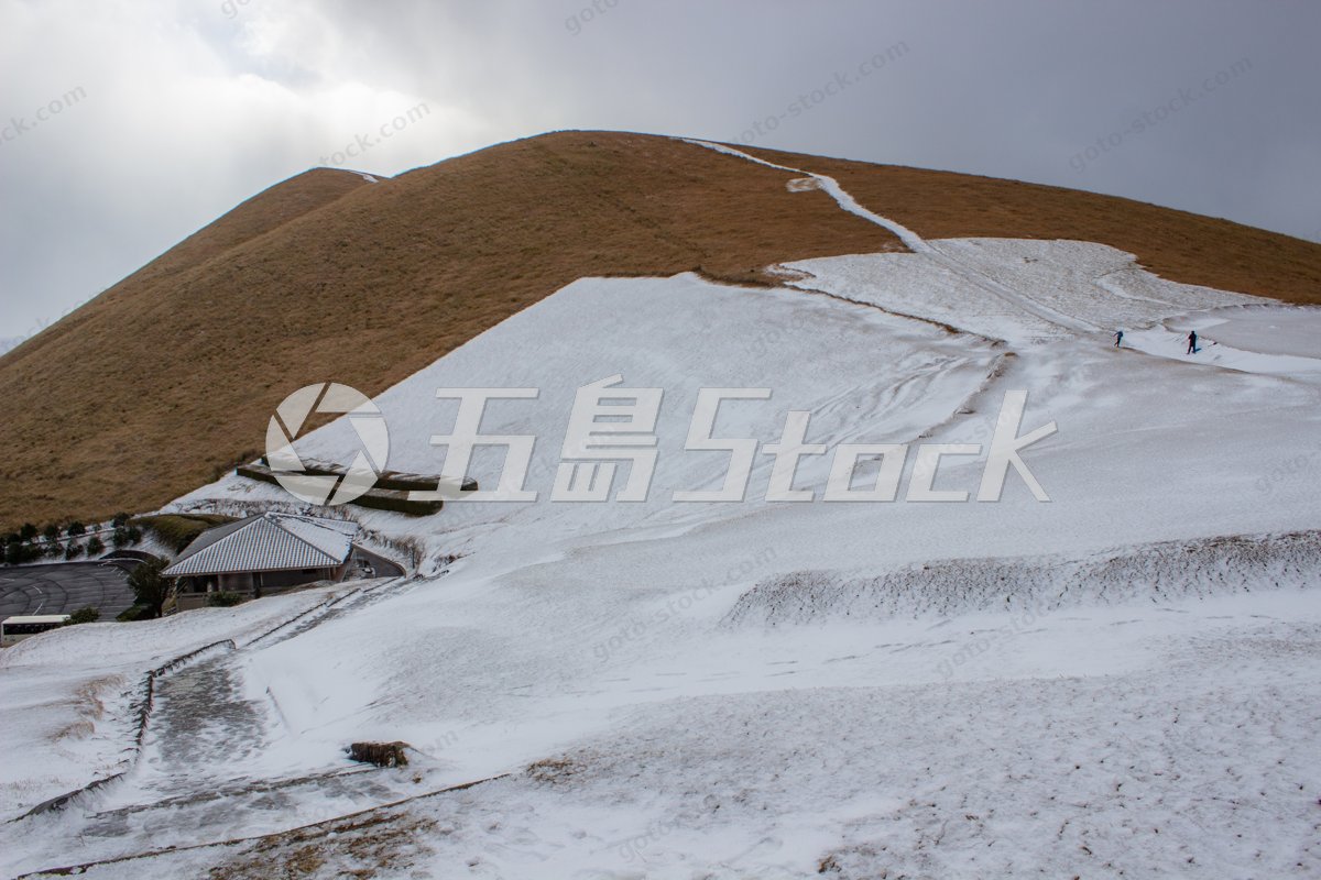 五島列島の冬景色：雪化粧の山を歩く静寂の散策路