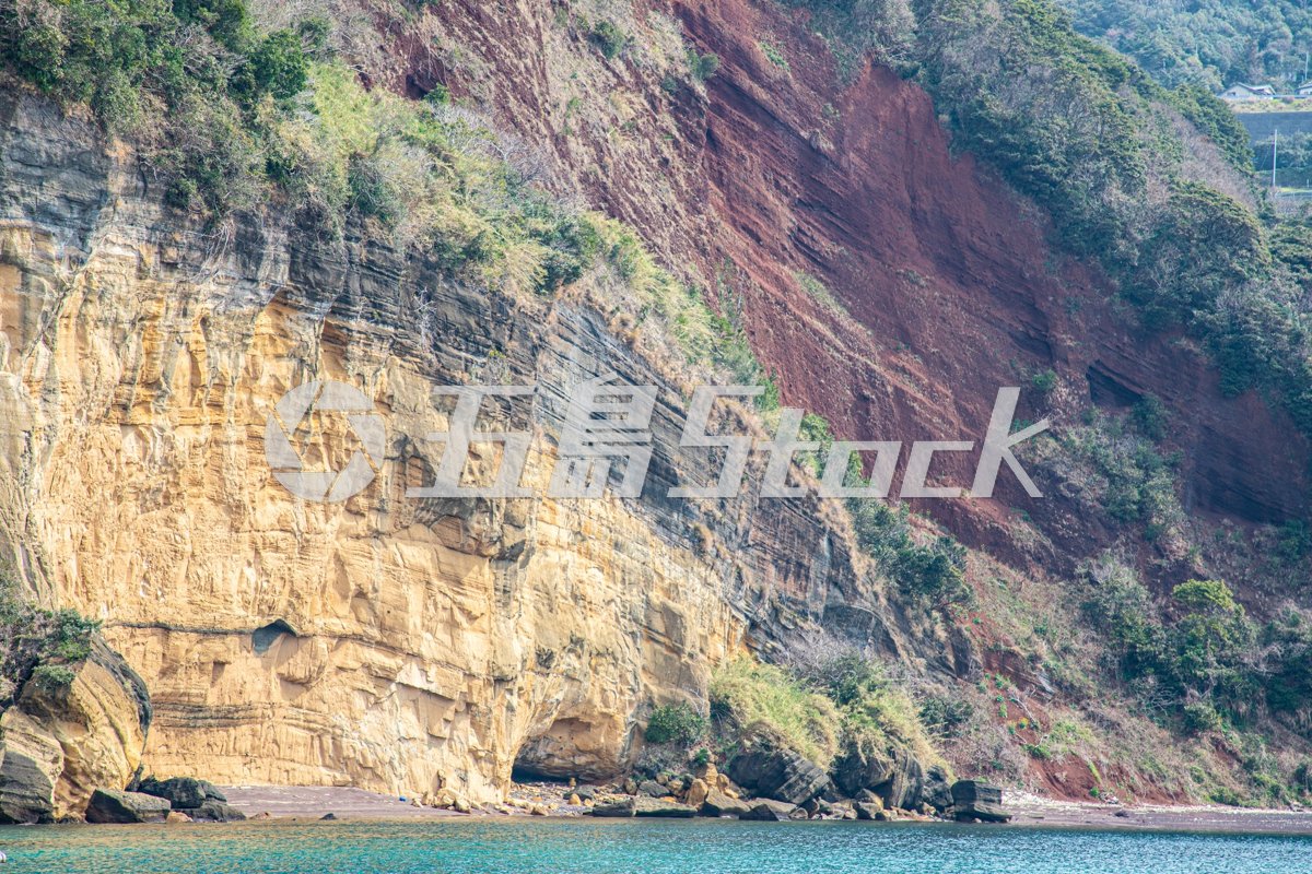 赤ダキ断崖、上五島町曽根郷にあるい複雑な地層と赤い土壌が特徴的な海岸の崖