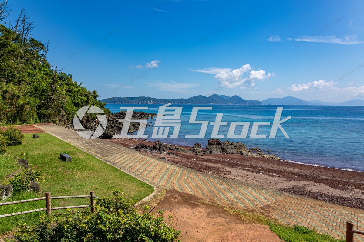 小値賀島・赤浜海岸公園から望む赤い海岸と青い海