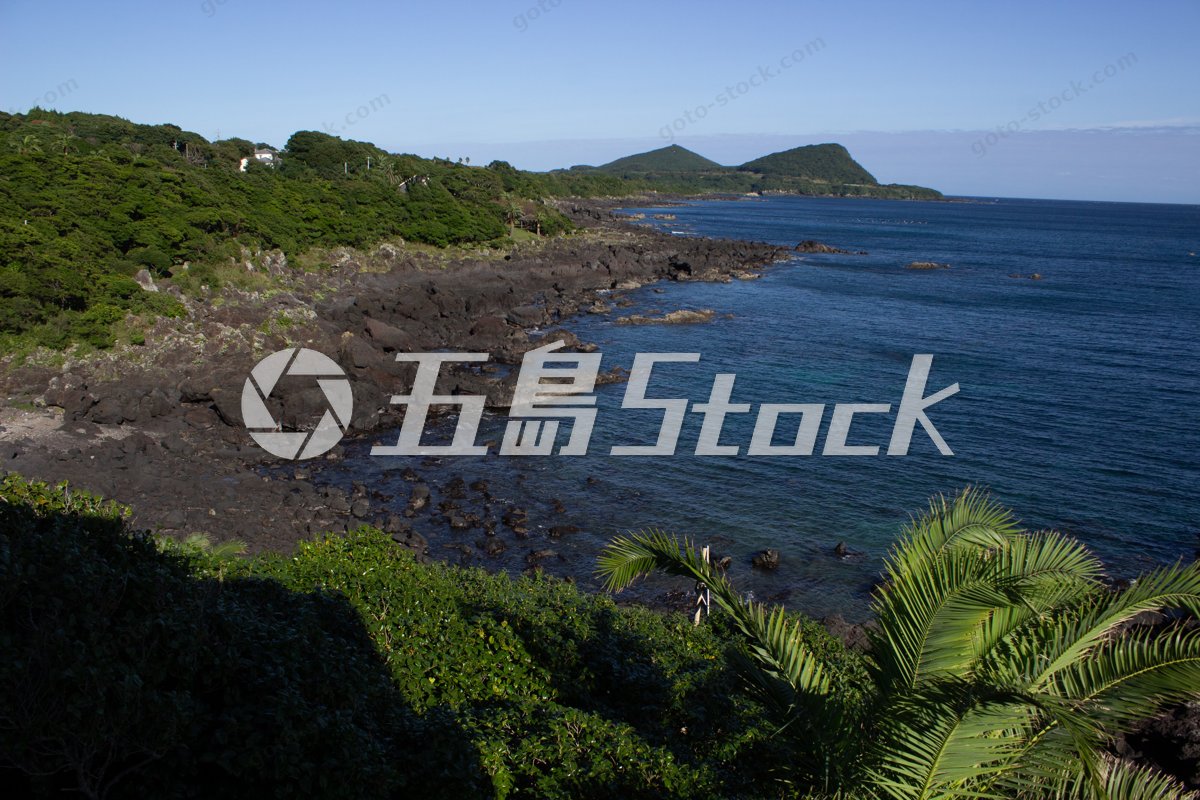 五島列島福江島の青い海と岩礁、雄大な火山が織りなす絶景