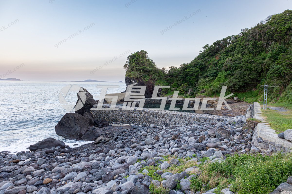 五島市崎山地区の岩場と石積みの構造物が残る海岸