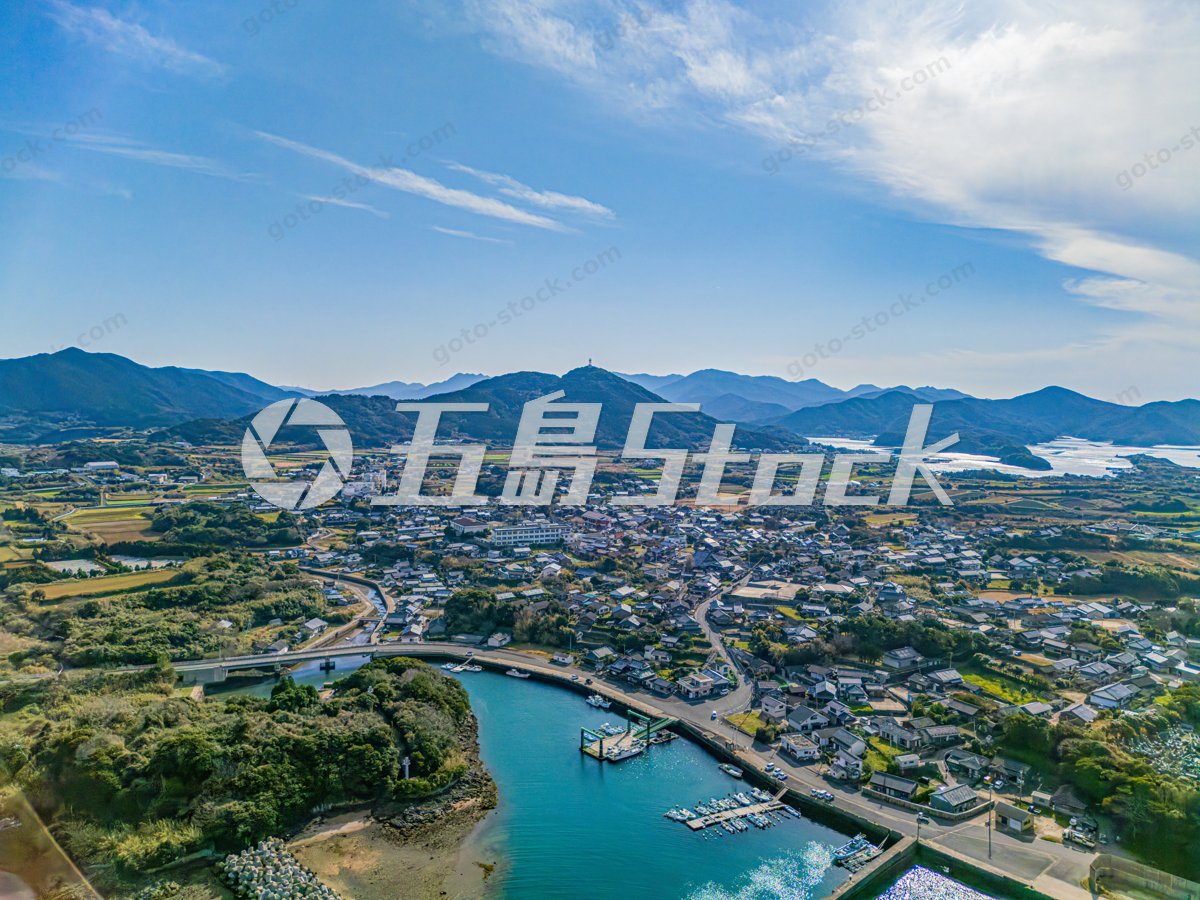港から望む岐宿の町並みと山並み