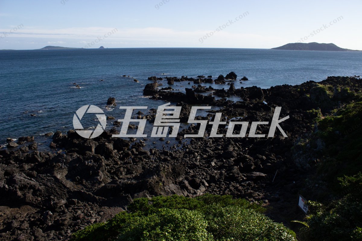 五島列島 澄みわたる海と玄武岩の海岸線に浮かぶ多島美