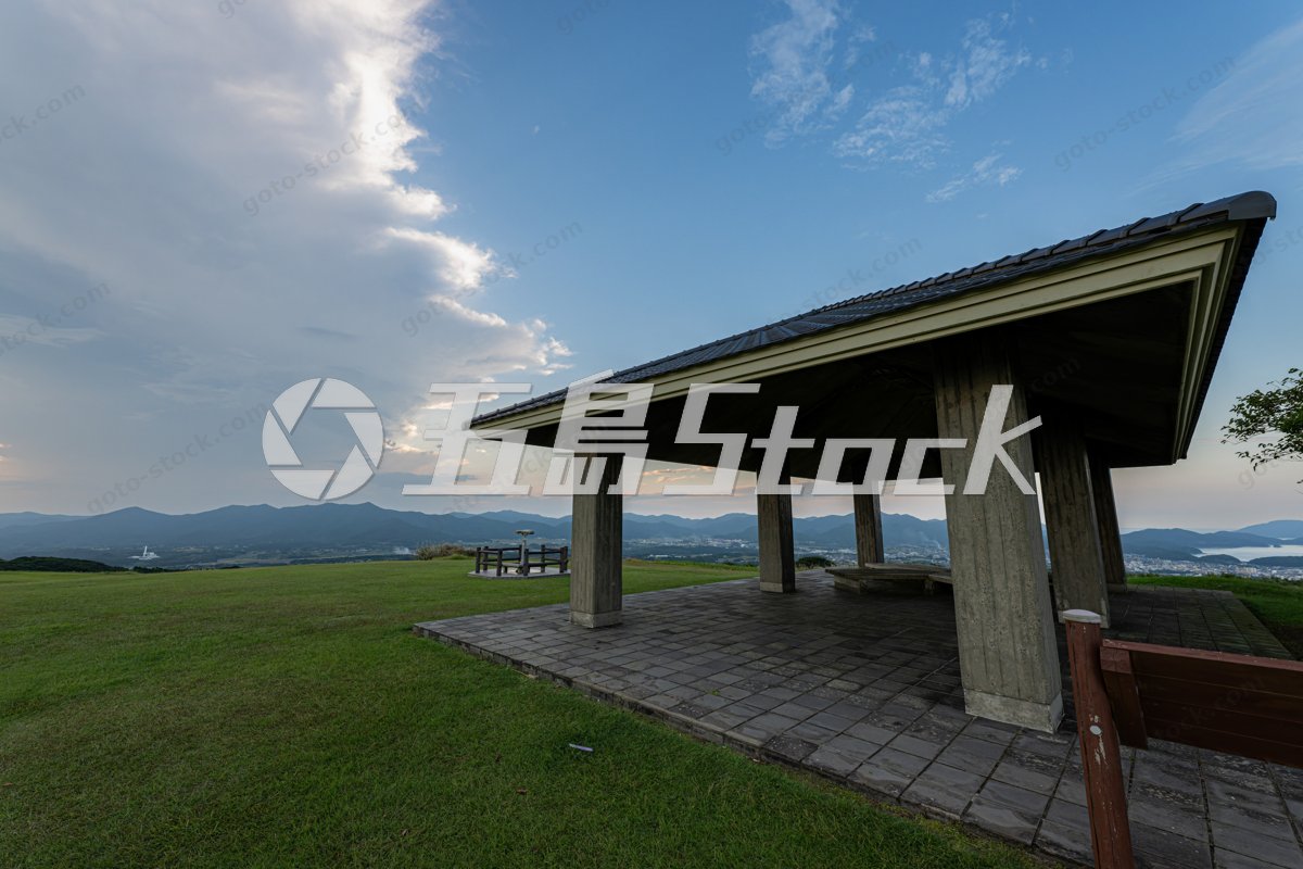 五島列島、青空と緑が広がる絶景の展望台風景