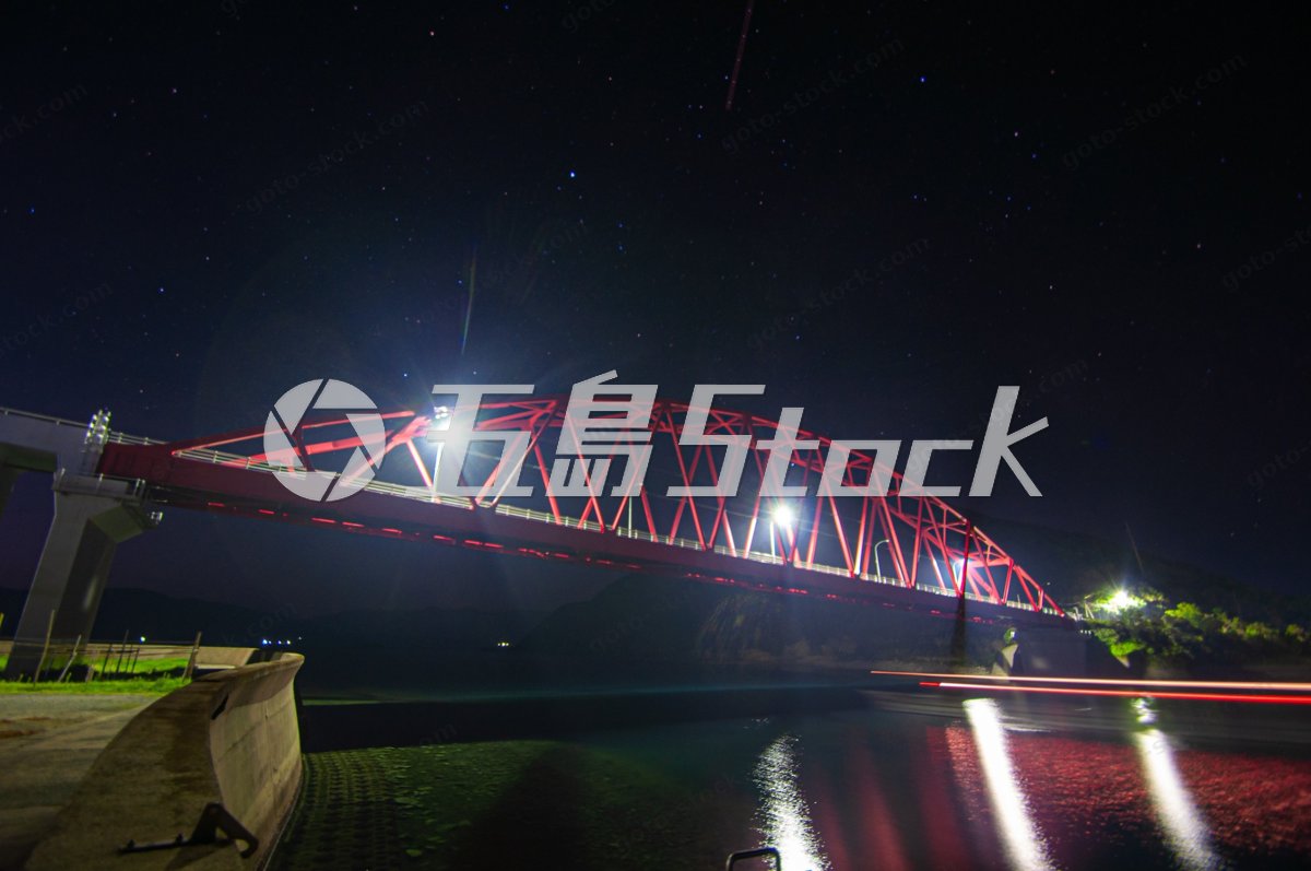 五島列島の夜空に輝く星と赤い橋、光が織りなす幻想夜景