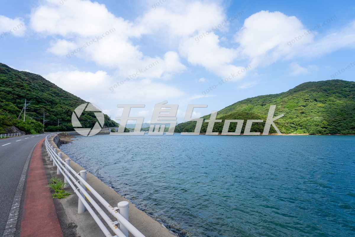 奥浦湾沿いを走る海岸道路